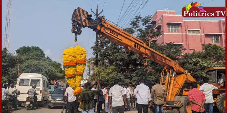 அண்ணாமலைக்கு பாஜகவினர் கிரேன் மூலம் மலர் மாலை!