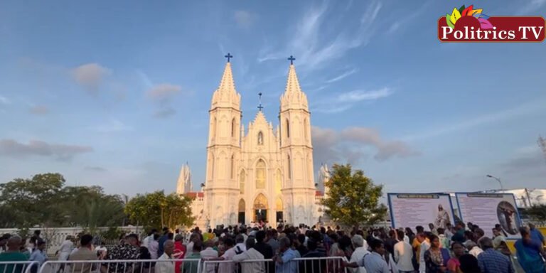 குருத்தோலை ஞாயிறு கொண்டாடுப்படுவதையொட்டி ஆலயங்களில் குவிந்த கிறிஸ்தவ மக்கள்!