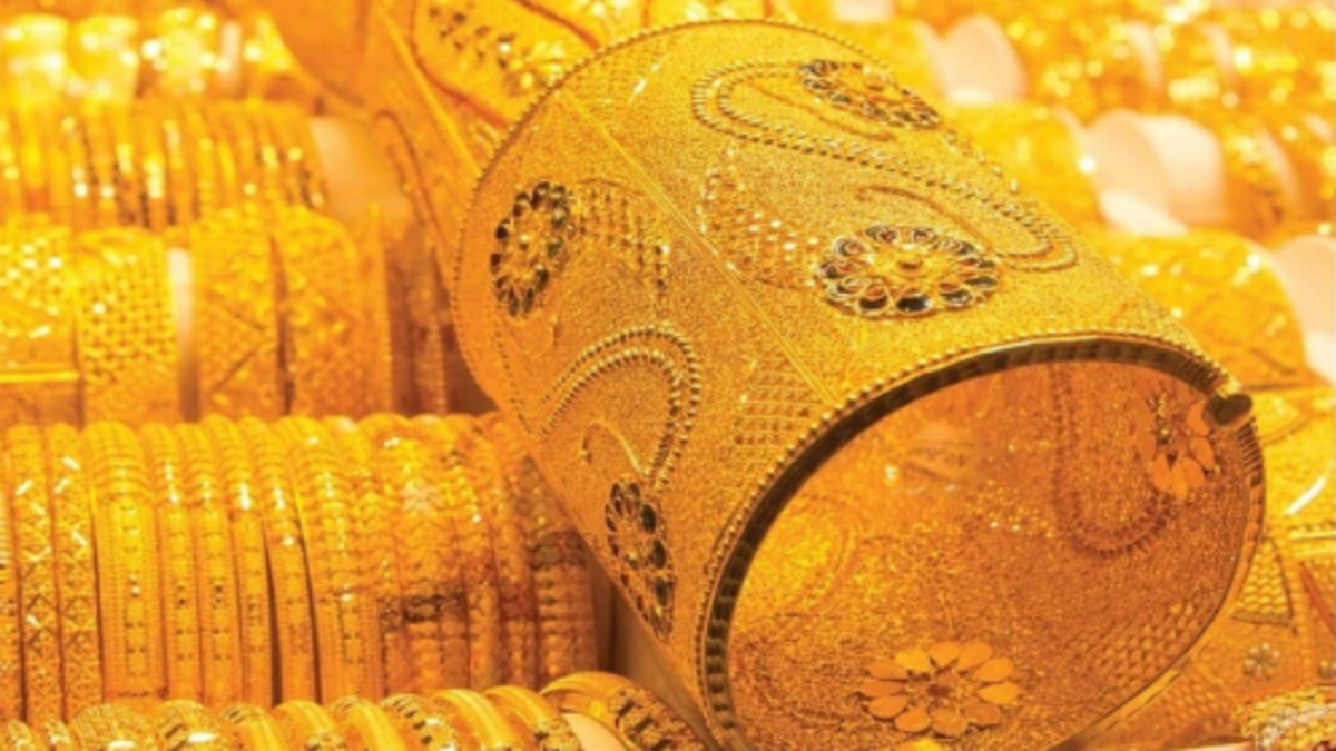 Today, gold prices fell by Rs 1,200 per bar. This reduction in prices has created joy among jewelry buyers.