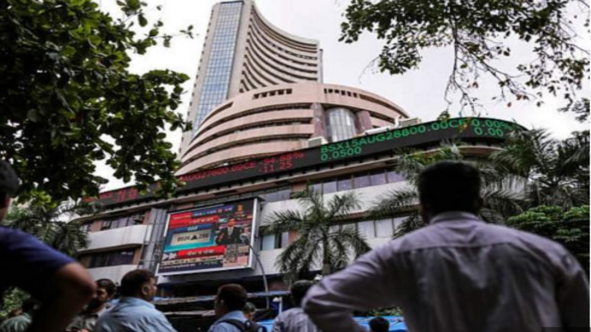 Indian stock markets closed lower on Thursday as investors turned to bargains.