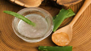 Apply the juice of aloe on the face at night and wash it with warm water in the morning to get rid of the blackness on the face and make the face glow.