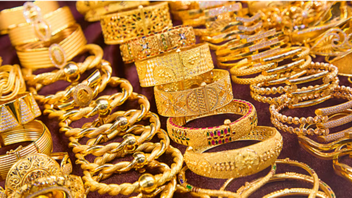 In Chennai today, the price of gold decreased by Rs.880 per pound, and a pound of gold was sold at Rs.54 thousand.