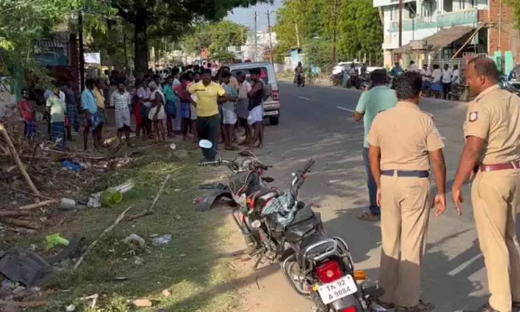 தண்ணீர் குழாயடியில் தறி கெட்டு பாய்ந்த கார்.. சம்பவ இடத்திலேயே 3 பெண்கள் பலி !