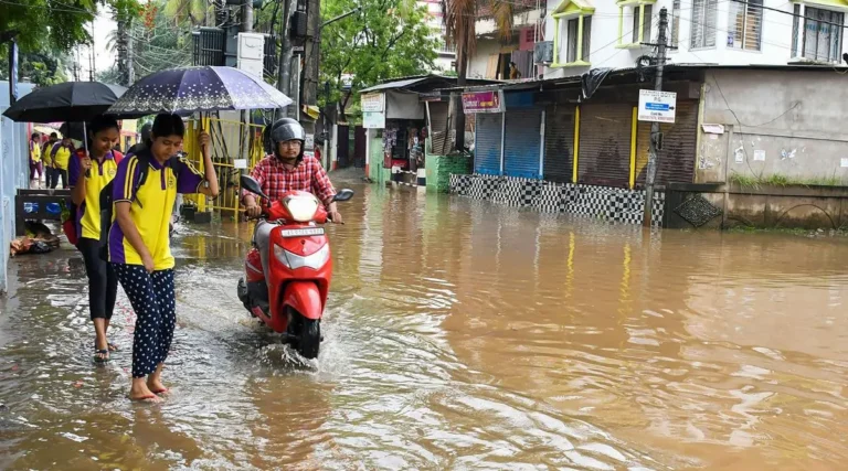 அசாமில் கனமழை.. வெள்ளம் சூழ்ந்தது !