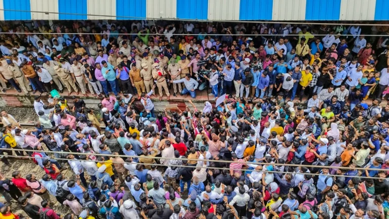 மும்பையில் இரண்டு சிறுமிகளுக்கு பாலியல் வன்கொடுமை.. வெடித்த மக்கள் போராட்டம்