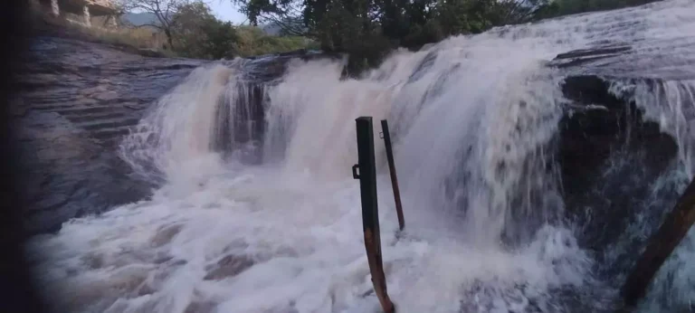 கும்பக்கரை அருவியில்  வெள்ளப்பெருக்கு- சுற்றுலா பயணிகள் குளிக்க தடை